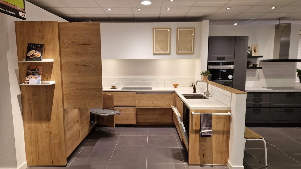 IA323 - Nobilia – Stromboli Eiken Sierra, Huis en Inrichting, Keuken | Complete keukens, Ophalen, Bruin, Hoekkeuken, Nieuw