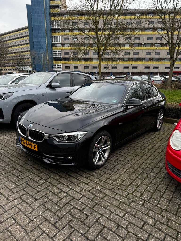 BMW 320i, Automaat, Zwart, 4 cilinders, Bluetooth