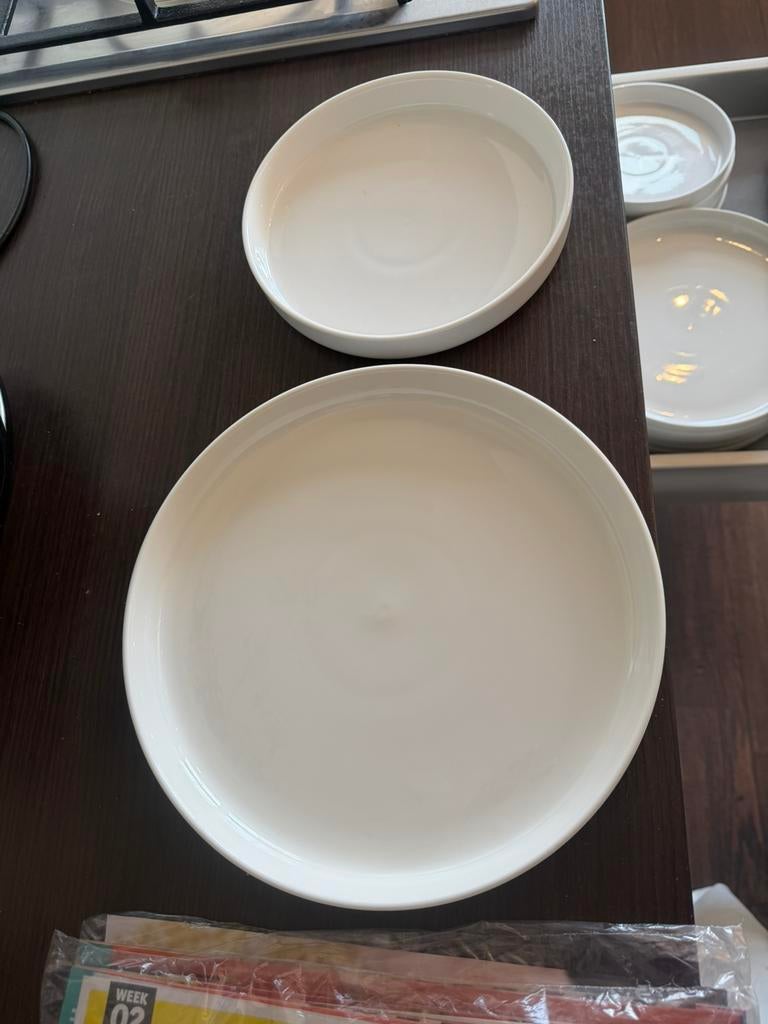 Borden, Huis en Inrichting, Ophalen, Zo goed als nieuw, Effen, Bord(en)