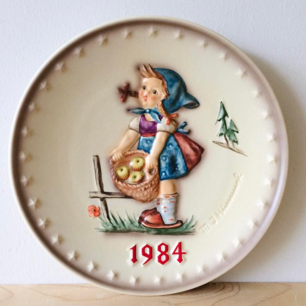 Nieuw Vintage Jaarbord 1984 Goebel M.J. Hummel Little Helper, Ophalen of Verzenden, Huis en Inrichting