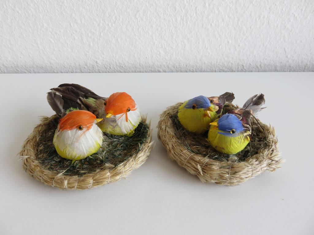 2 Vogelnestjes met 2 vogeltjes decoratie voor pasen, Ophalen of Verzenden, Zo goed als nieuw