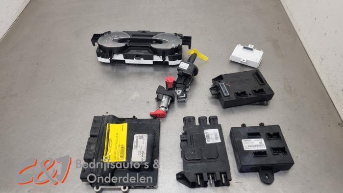 Kontaktslot + computer van een Renault Trafic, Gebruikt, -, Renault, -