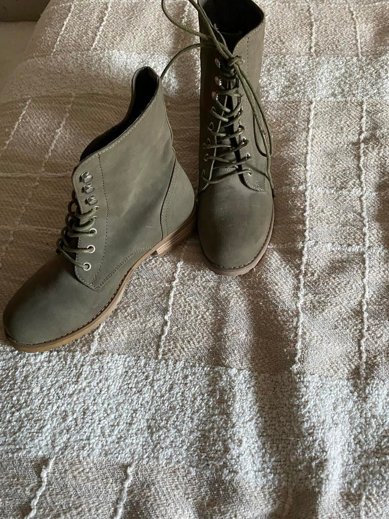 3 paar laarsjes leger groen / goud /wit lak mt 38, Overige kleuren, Lage of Enkellaarzen, Ophalen of Verzenden, Zo goed als nieuw