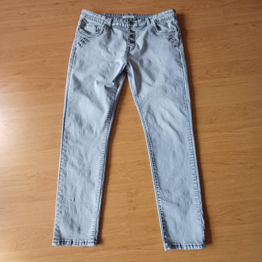Lichtgrijze jeans van Karostar maat 46, Kleding | Dames, Spijkerbroeken en Jeans, Zo goed als nieuw, Overige jeansmaten, Grijs