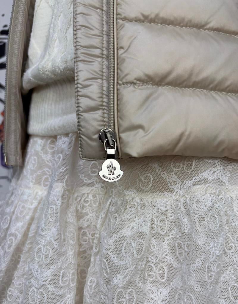 Moncler zandkleurig vest met dons jasje maat 8, Moncler EU, Trui of Vest, Nieuw, Moncler