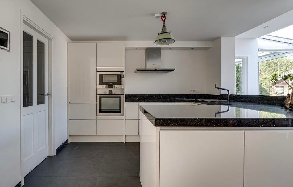 Luxe U-vormige keuken met Bosch apparatuur, Ophalen, U-keuken, Wit, Zo goed als nieuw