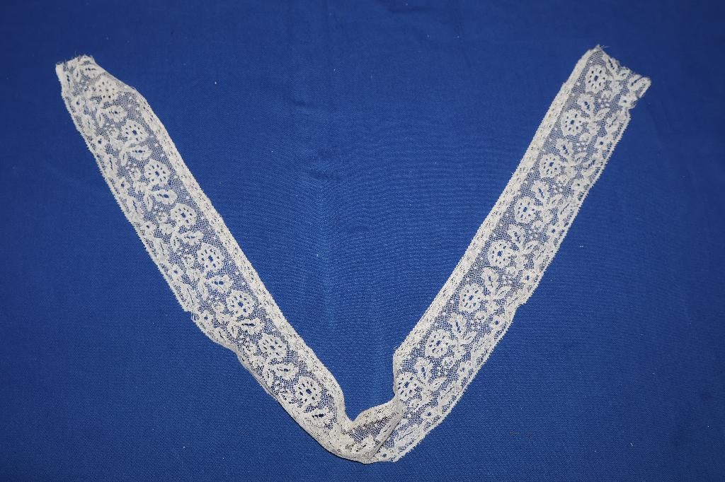 strookje antiek mutsenkant; klederdracht / streekdracht, Antiek en Kunst, Antiek | Kleden en Textiel, Ophalen of Verzenden