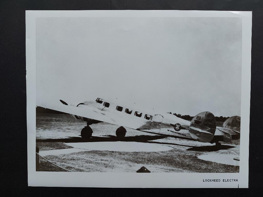 Foto van een Lockheed Electra van Delta Air Lines (F1017), Verzamelen, Luchtvaart en Vliegtuigspotten, Ophalen of Verzenden, Gebruikt