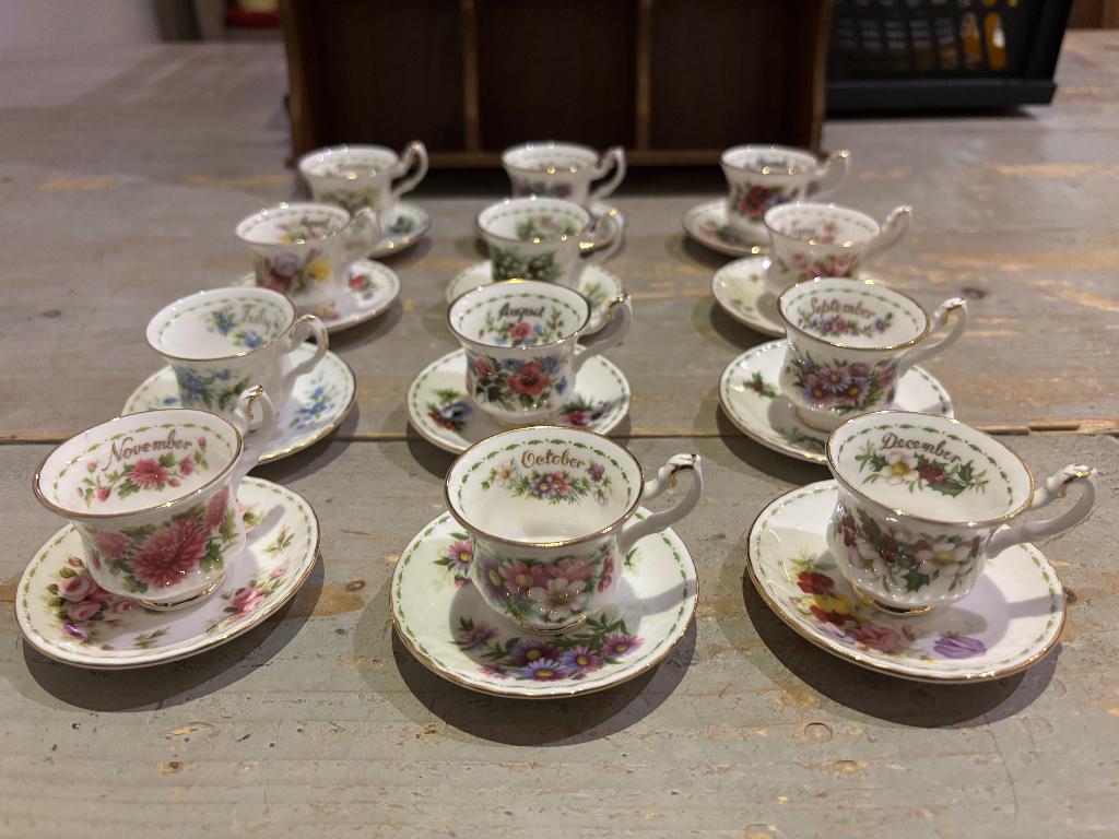 12-delig mini-servies Royal Albert Flower of the Month, Verzamelen, Porselein, Kristal en Bestek, Ophalen of Verzenden, Zo goed als nieuw