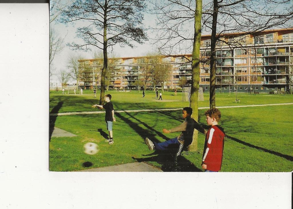 Maassluis Park Componistenbuurt-Zuid met voetballers, Ophalen of Verzenden, 1960 tot 1980, Ongelopen, Zuid-Holland