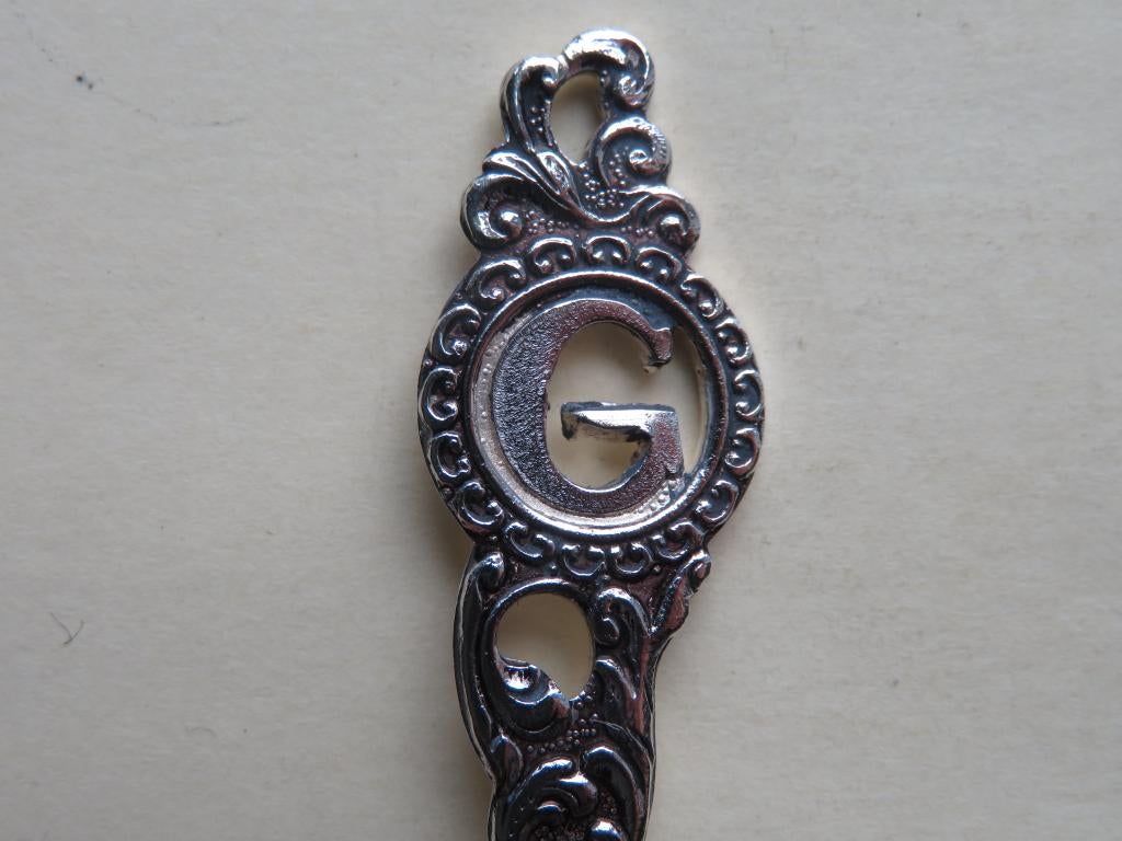 Verzilverd lepeltje letter G opengewerkt / ajour, Antiek en Kunst, Antiek | Bestek, Verzenden