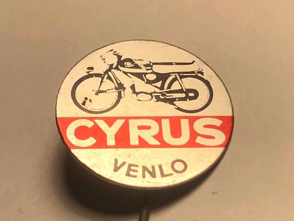 Metalen CYRUS VENLO BROMFIETS Speld (Rood/Aluminiumkleur)., Verzenden, Zo goed als nieuw, Merk, Speldje of Pin