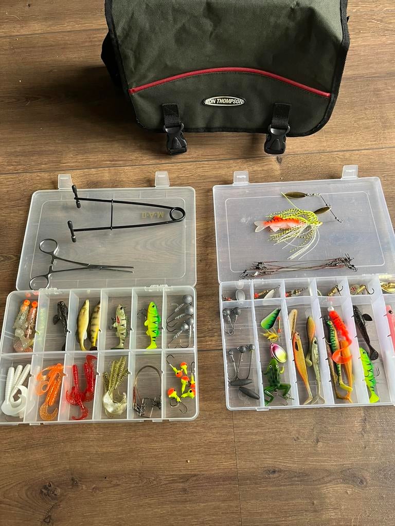 Roofvisset: 2 boxen kunstaas, tas, tang en klem, Watersport en Boten, Ophalen