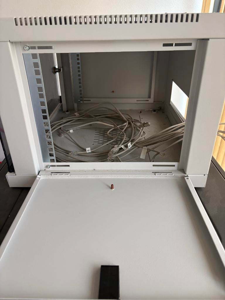 Minkels Serverkast / Wandkast - Compact en Veilig, Ophalen, Gebruikt, Glas, Plaatstaal