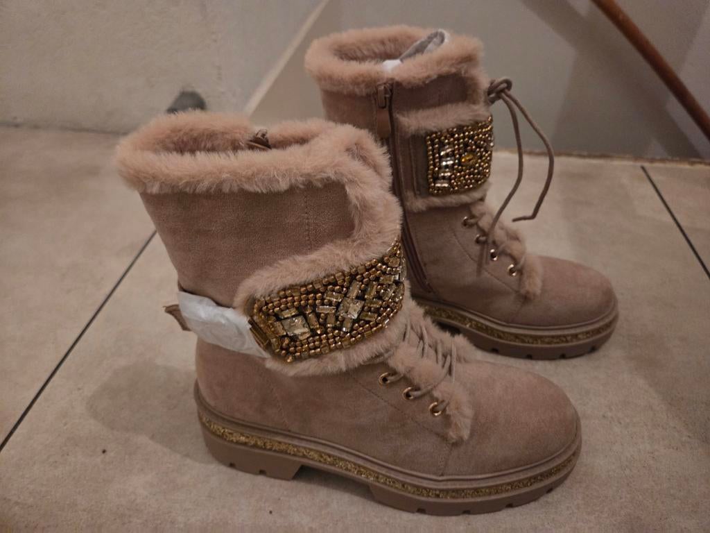 Nieuwe beige laarzen met bont en versiering, maat 39, Kleding | Dames, Ophalen of Verzenden, Nieuw, Beige, Lage of Enkellaarzen