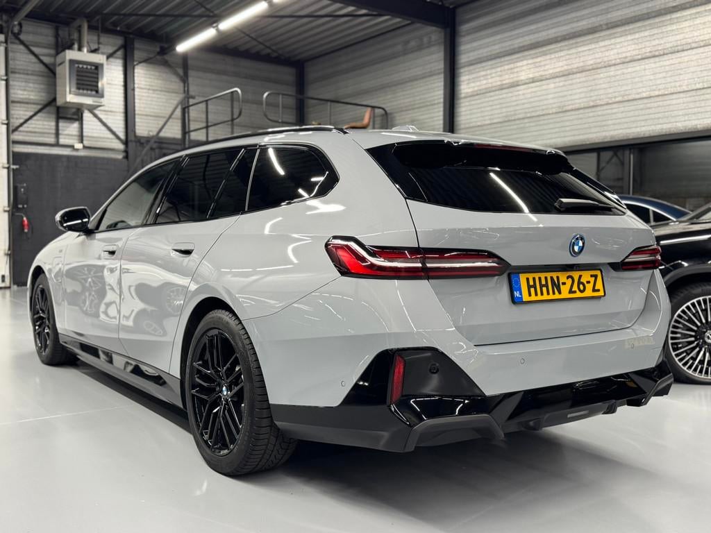 BMW 5-serie Touring 530e M-SPORT Pano/Harman/Trekhaak/Led, Auto's, Automaat, 1998 cc, Achterwielaandrijving, 1800 kg