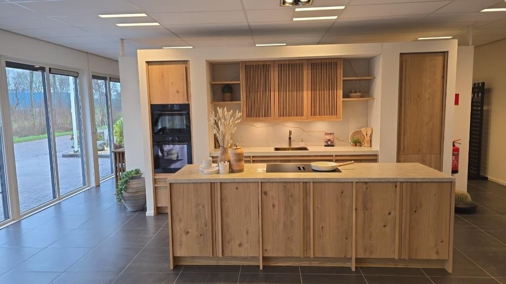 Showroomkeuken keller Japandi hout fineer zeer luxe, Ophalen, Overige typen, Met kookeiland, Graniet of Steen