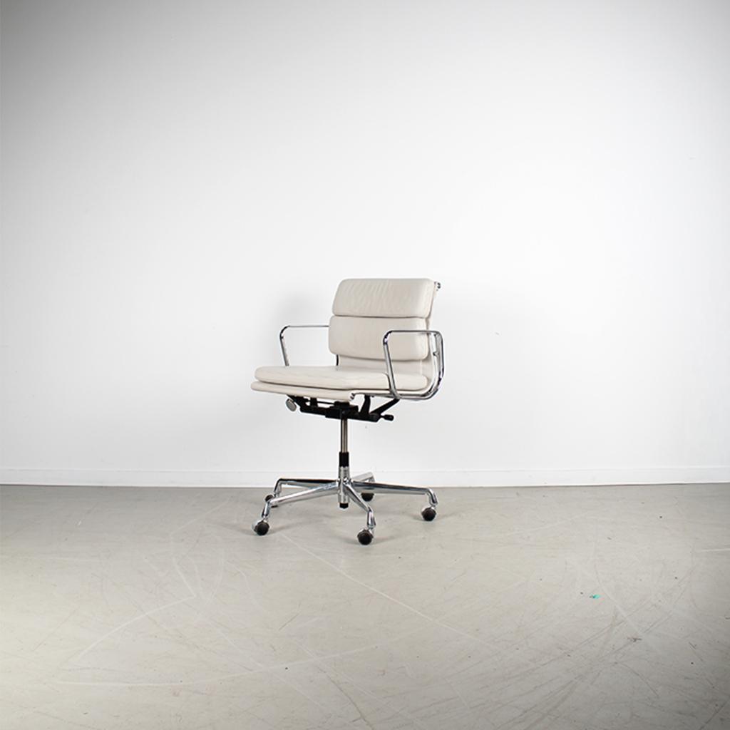 3x Vitra Eames Ea 217 Bureaustoel Softpad Clay – Chroom, Niet ingevuld, Niet ingevuld, Ophalen of Verzenden, Zo goed als nieuw