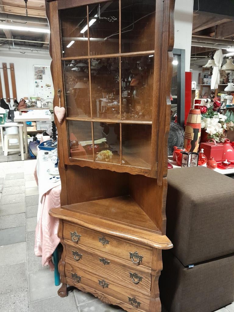 Eiken hoek vitrinekast, Ophalen