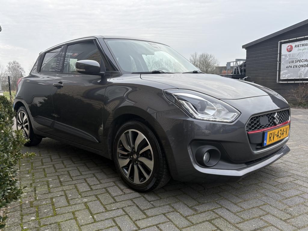 Suzuki Swift 82KW 1.0 Stijl Smart Hybr CARPLAY-CAMERA-TREKHA, Keurmerk '100% Onderhouden', Gebruikt, Euro 6, 850 kg