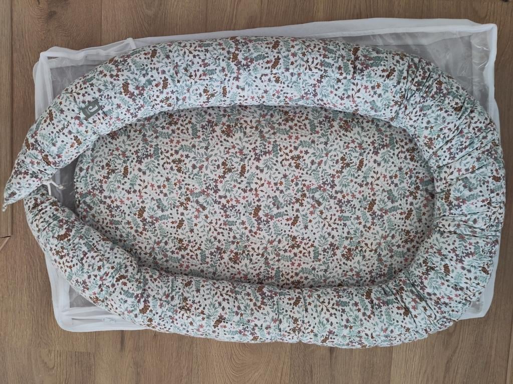 Babynestje groen/wit/roze bloemenpatroon - Zo goed als nieuw, Kinderen en Baby's, Ophalen of Verzenden, Zo goed als nieuw