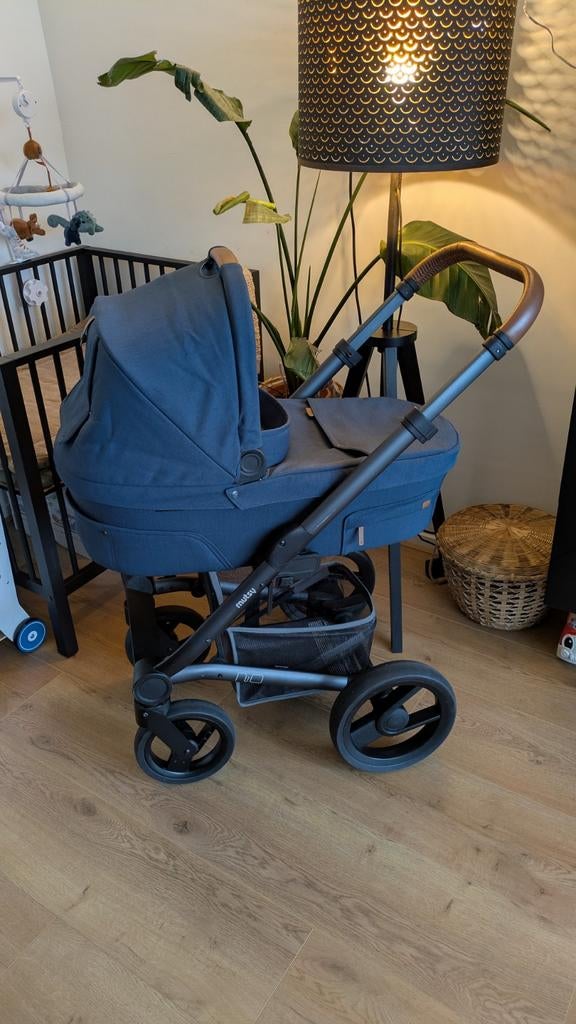 Mooie Mutsy Nio kinderwagen - Zwart frame, zwarte wielen, Ophalen, Verstelbare duwstang, Zo goed als nieuw, Combiwagen