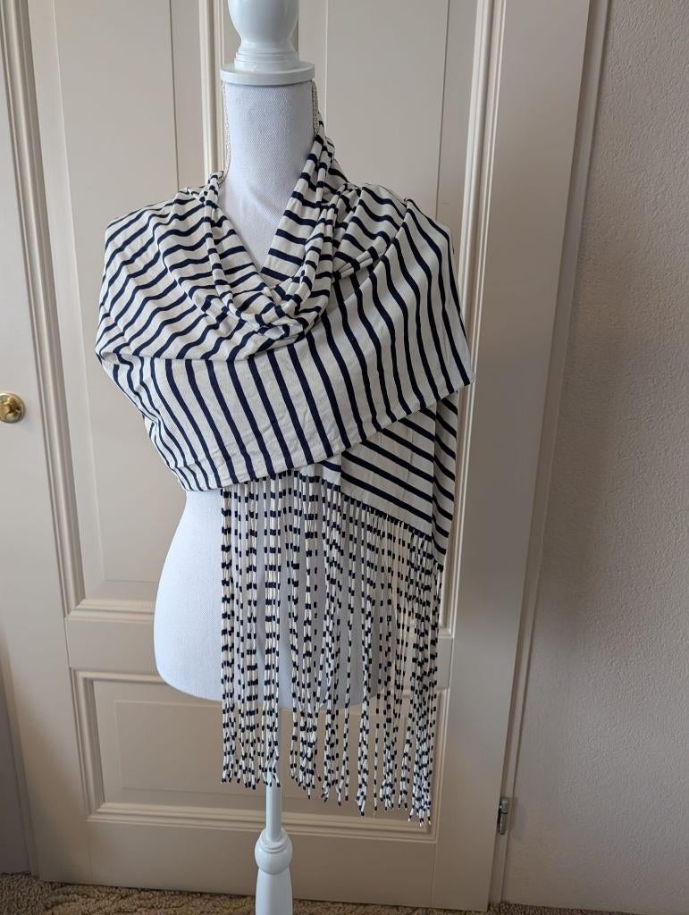 Sjaal, Studio Anneloes, wit en blauw met franje, Maat 38/40 (M), Studio Anneloes, Ophalen of Verzenden, Zo goed als nieuw