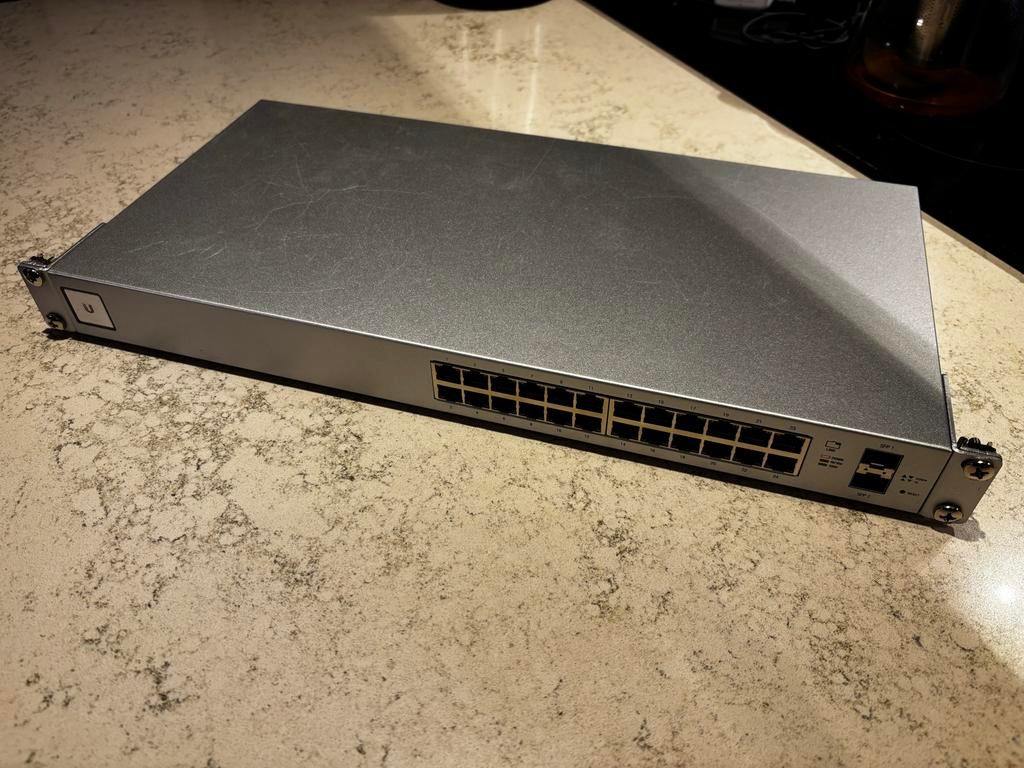 UniFi US-24 Switch - 24-poorts Gigabit Managed Switch, Computers en Software, Netwerk switches, Ophalen of Verzenden, Gebruikt