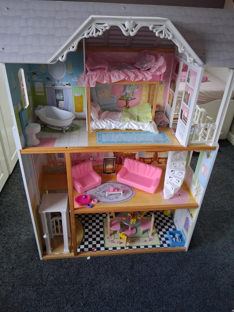 Groot barbiehuis met veel accessoires te koop, Kinderen en Baby's, Speelgoed | Poppenhuizen, Ophalen, Poppenhuis