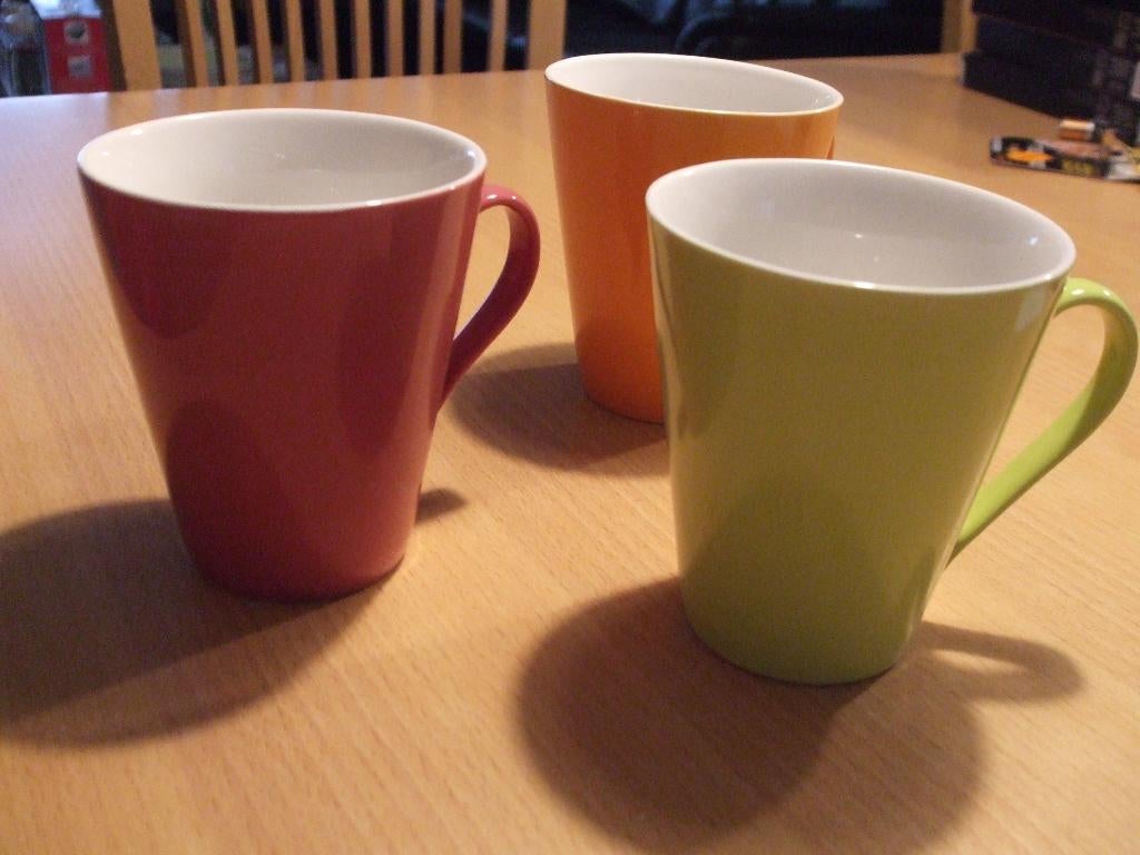 Te koop set gekleurde mokken.(nieuw)., Huis en Inrichting, Keuken | Servies, Overige typen, Nieuw, Ophalen of Verzenden, Overige stijlen