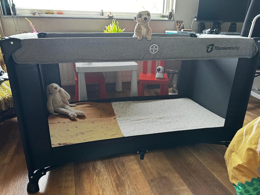 Campingbed Titanium Baby Black + matrasje + hoeslaken, Ophalen, Zo goed als nieuw, Reisbedje