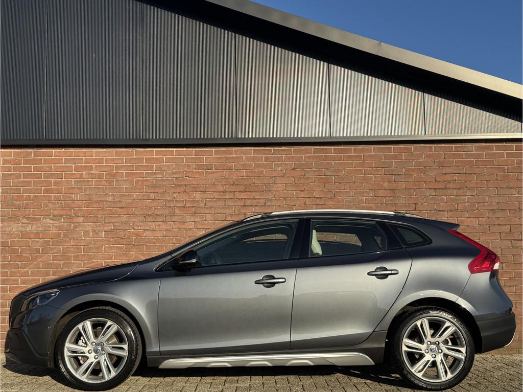 Volvo V40 Cross Country 1.6 D2 SUMMUM | NL-AUTO! | LEDER!, Auto's, Voorwielaandrijving, Euro 5, Gebruikt, 4 cilinders