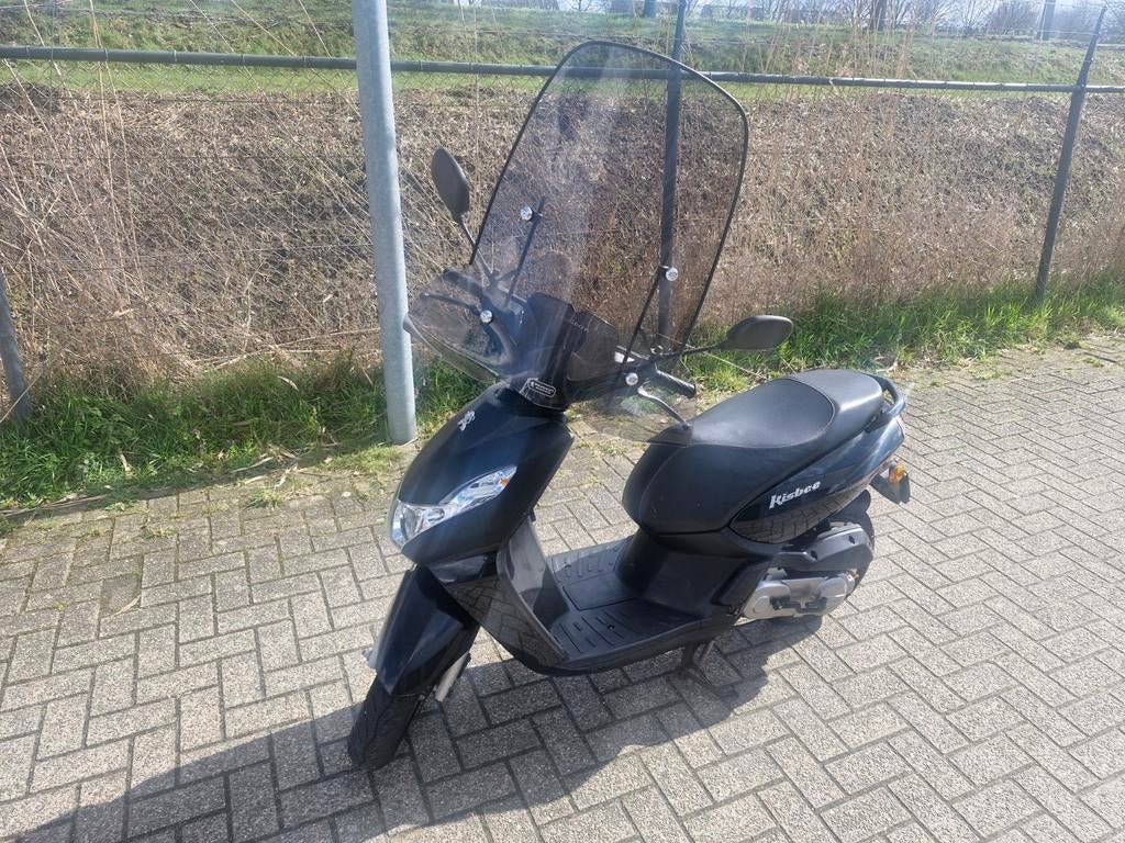 Peugeot Kisbee 2016 zwart 9600km, Ophalen, Zo goed als nieuw, Benzine, Overige modellen