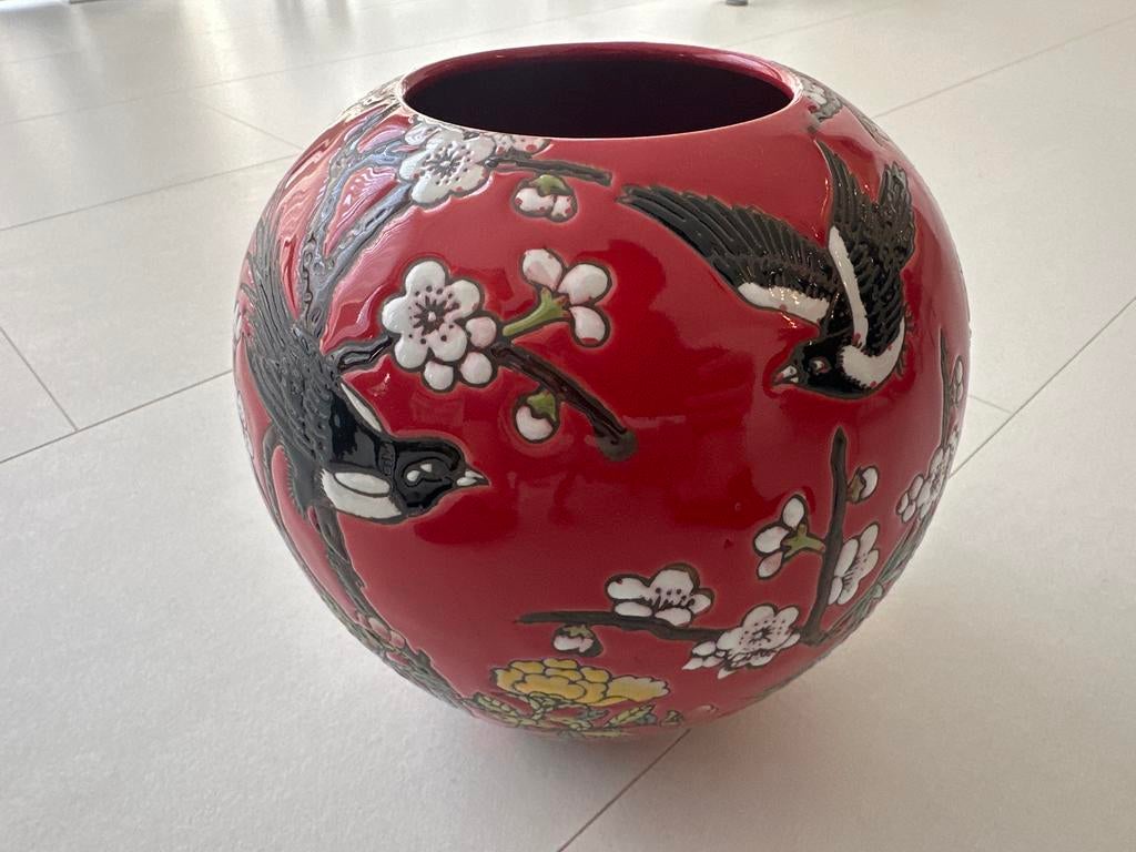 Decoratieve rode vaas met vogels en bloesem, Overige materialen, Ophalen of Verzenden, Zo goed als nieuw, Rood