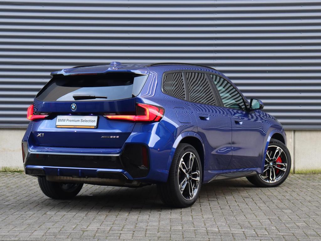 BMW X1 xDrive25e | M Sportpakket Pro | Individual Lak | Pano, Stof, Blauw, 105 min, Bedrijf