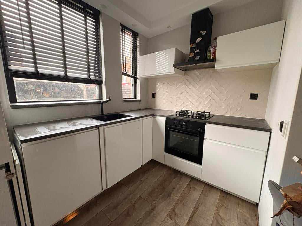 Moderne IKEA keuken met inbouwapparatuur, Ophalen, Wit, Hoekkeuken, Kunststof