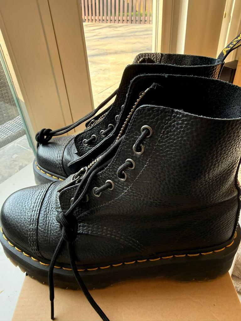 SINCLAIR GEMALEN Dr. Martens maat 42, Kleding | Dames, Schoenen, Ophalen of Verzenden, Zo goed als nieuw, Zwart