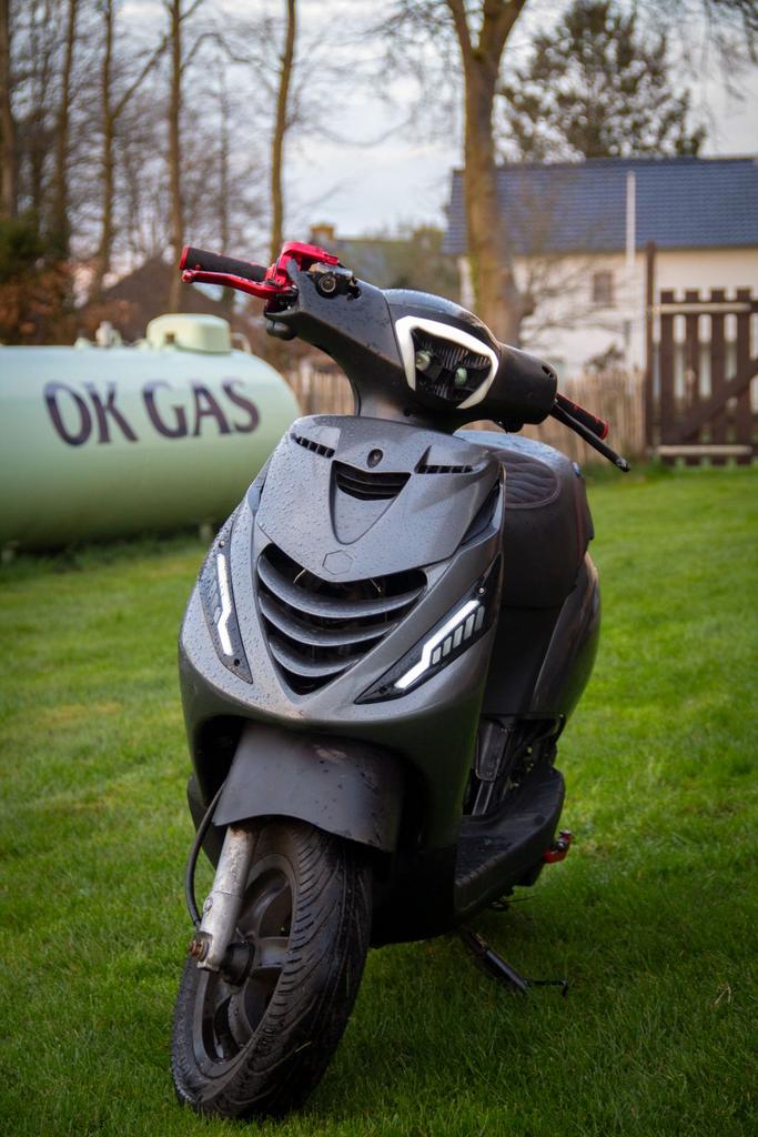 Zip 70 op brom, Ophalen, Zo goed als nieuw, Benzine, Zip