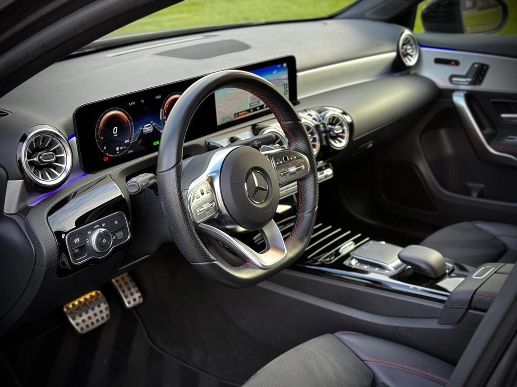 Mercedes A-klasse 250 e AMG Panoramadak|Multibeam|Camera|Sfe, Auto's, Mercedes-Benz, Gebruikt, Euro 6, 4 cilinders, Bedrijf