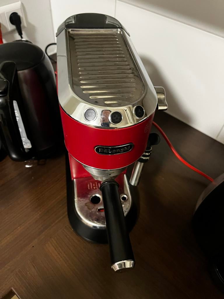 De'Longhi Dedica Style EC685.R Espressomachine - Rood, Ophalen, Afneembaar waterreservoir, Gebruikt, Espresso apparaat