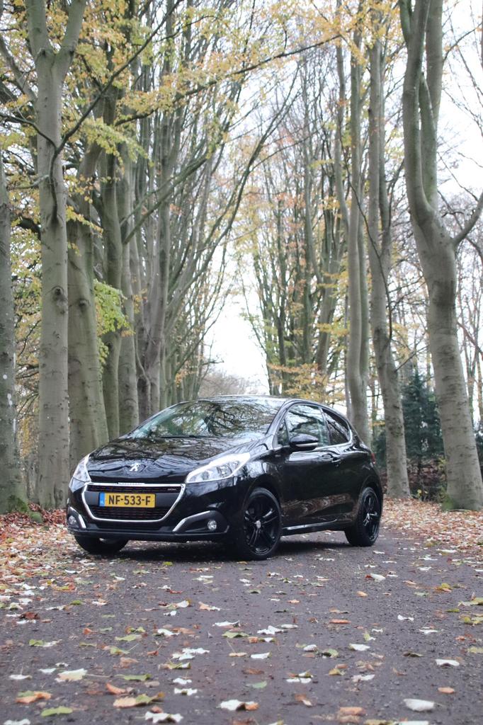 Peugeot 208 GT-Line 1.2 Puretech 110pk 3D 2017 Zwart, Auto's, Voorwielaandrijving, 40 €/maand, 1199 cc, Leder en Stof
