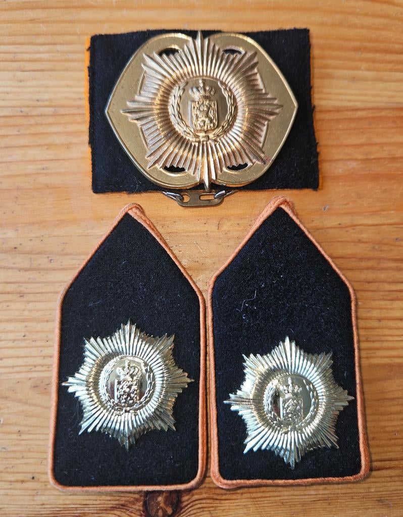 Baretembleem +kraagspiegels Van Heutsz, Ophalen of Verzenden, Landmacht, Nederland, Embleem of Badge