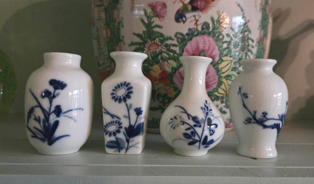 Set van 4 vintage, Chinese wit met blauw porselein vaasjes, Antiek en Kunst, Ophalen of Verzenden