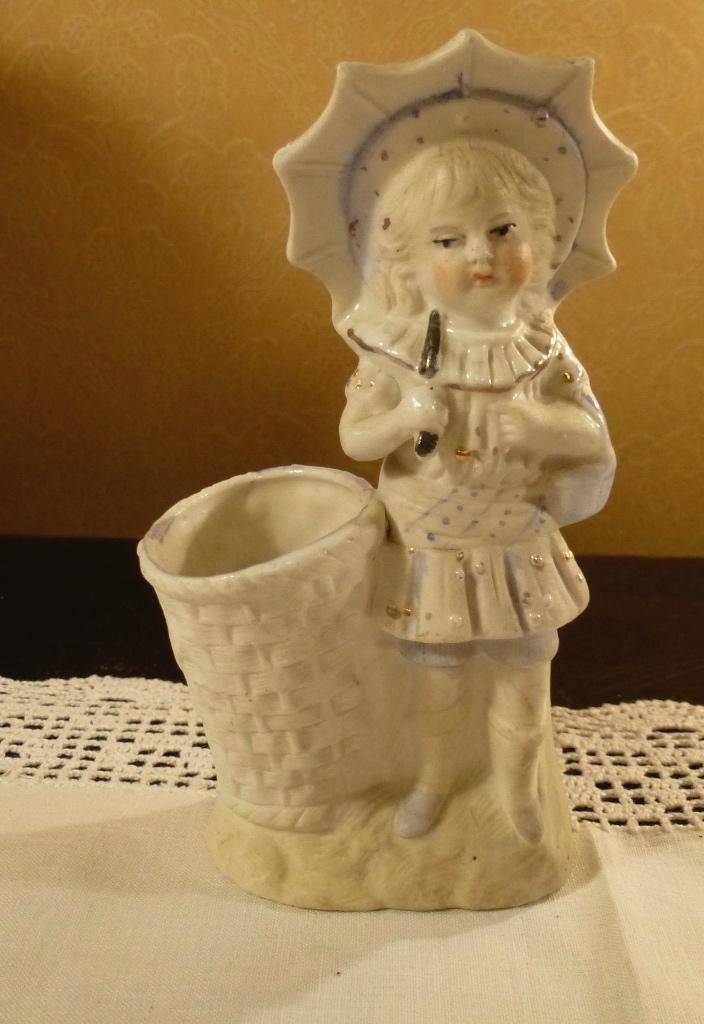 Antiek Biscuit beeldje meisje met paraplu *Nous deux*, Ophalen of Verzenden