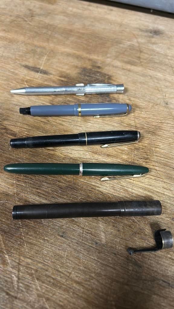 4 vulpennen en een 4 kleuren vulpotlood., Verzamelen, Pennenverzamelingen, Ophalen of Verzenden, Zo goed als nieuw, Vulpen, Waterman