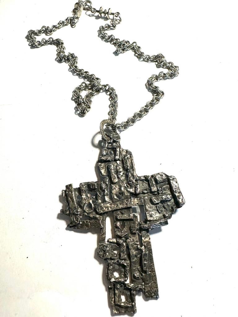 Brutalist Crucifix 70s van metaal/tin gesigneerd, Gebruikt, Verzenden, Zilver, Overige materialen