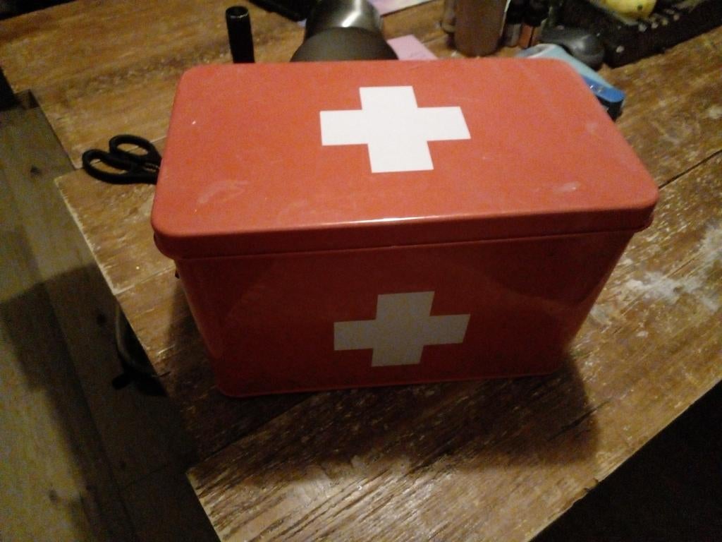 Ehbo kistje. Oud design maar is van heden, Ophalen of Verzenden, Huis en Inrichting