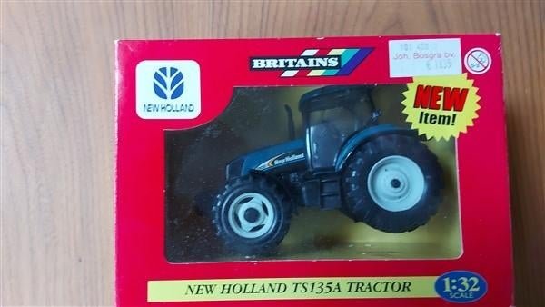 Britains New Holland TS135A Tractor, Hobby en Vrije tijd, Modelauto's | 1:32, Ophalen of Verzenden, Zo goed als nieuw, Tractor of Landbouw