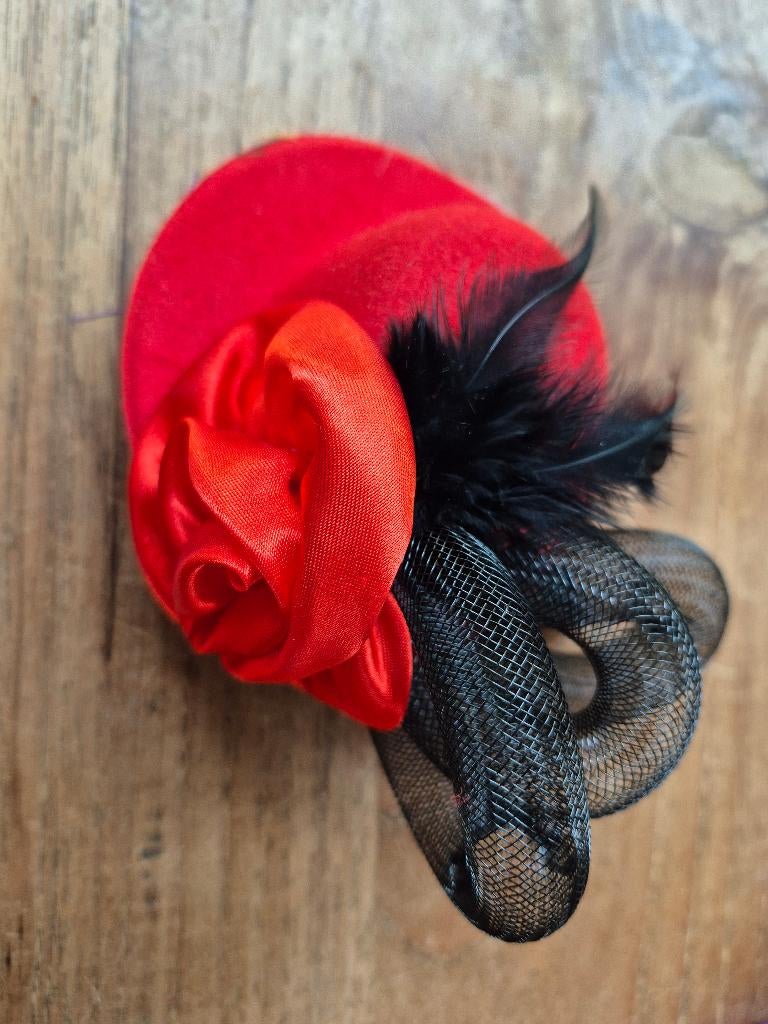 Klein rood carnavalshoedje hoedje om in haar vast te maken, Carnaval, Maat 42/44 (L), Nieuw, Ophalen of Verzenden