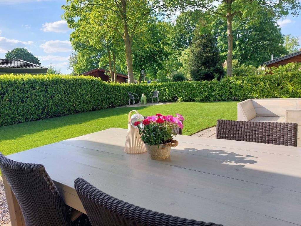 Vanaf 1 juli 2026 sfeervol chalet te huur in Limburg, 2 slaapkamers, Limburg, Recreatiepark, Aan meer of rivier